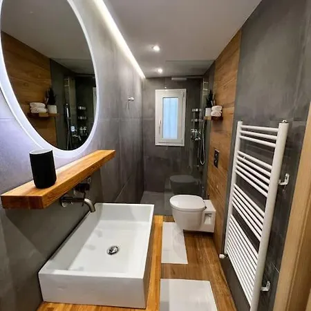 Homevision - Stylish & Serene - Center Apartment *